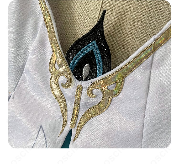 雲璃 コスプレの腹部装飾ディテール。中心パーツの意匠とラインの整合性が見えます。