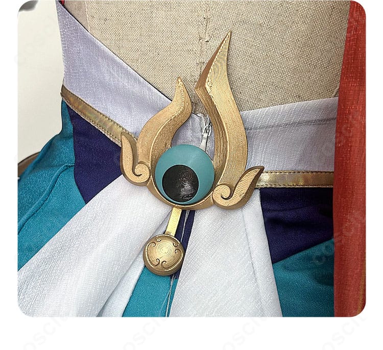 雲璃 コスプレの背面腰部装飾アップ。重なり合うパネルと縁取りの仕上がりを確認できます。