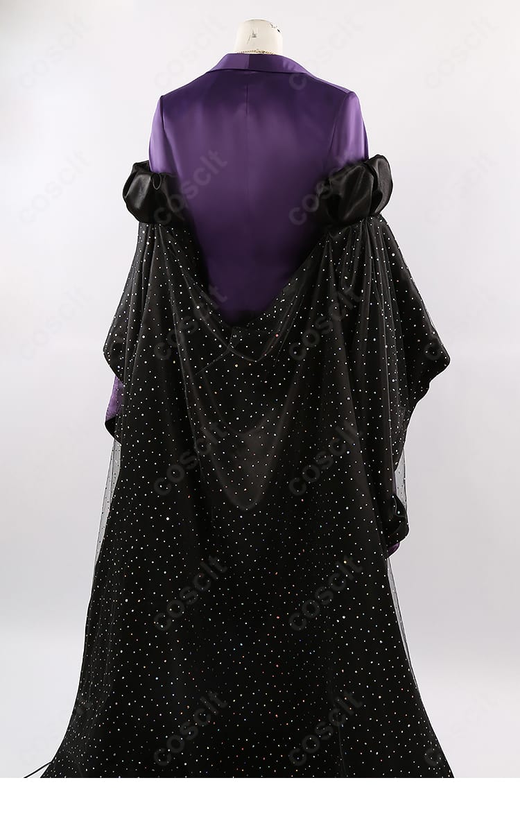 背面装飾の近接画像。輝石の国のタピ・ルージュを象徴する意匠とコートのドレープを強調。