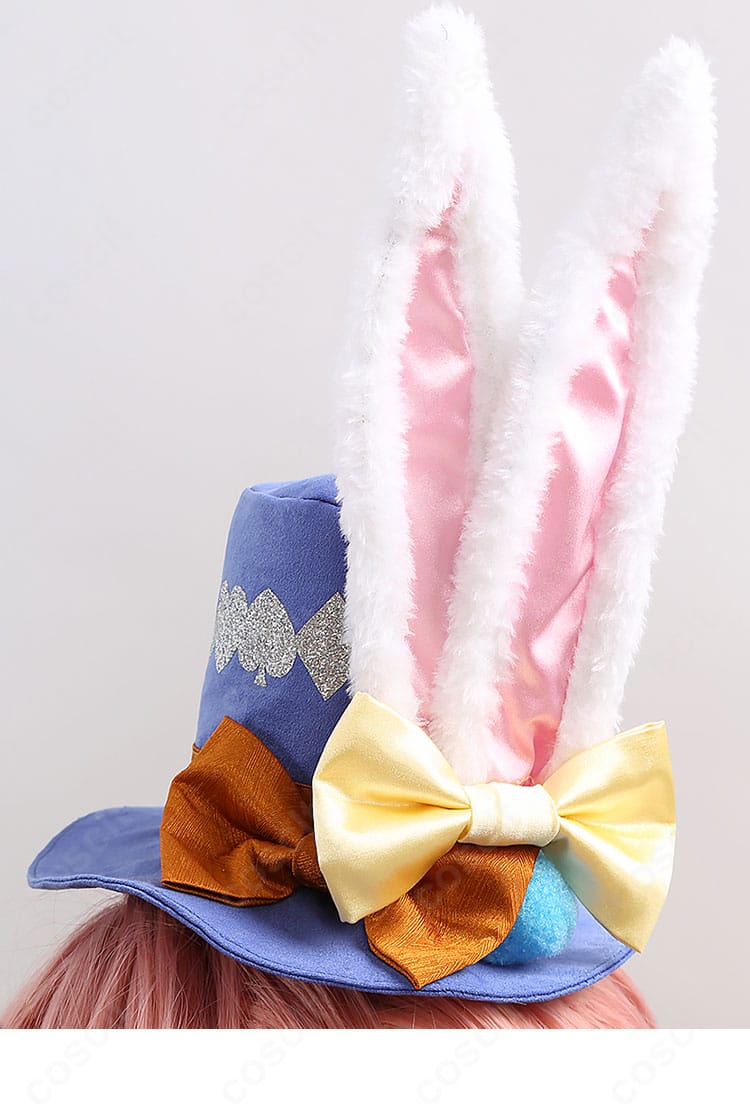 ラビット・ウェア衣装の帽子装飾。リボンとエンブレムのアップで質感が分かる画像