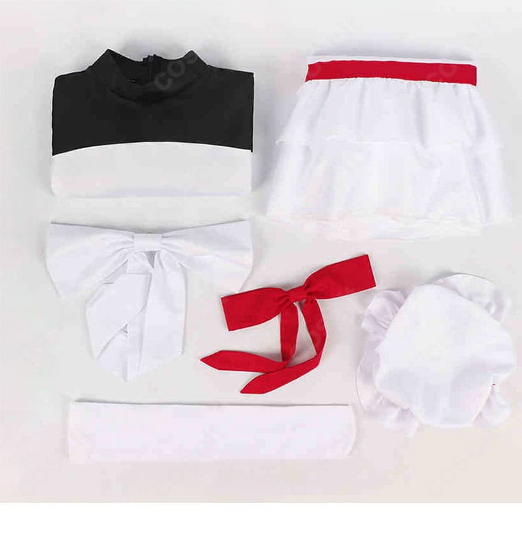 サティ コスプレ衣装のセット内容一覧。トップス、スカート、帽子、スカーフ、背部蝶結び、靴下を並べて紹介