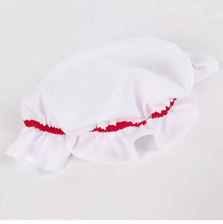 サティ衣装の帽子ディテール。素材感とエッジの形状を捉えたクローズアップ