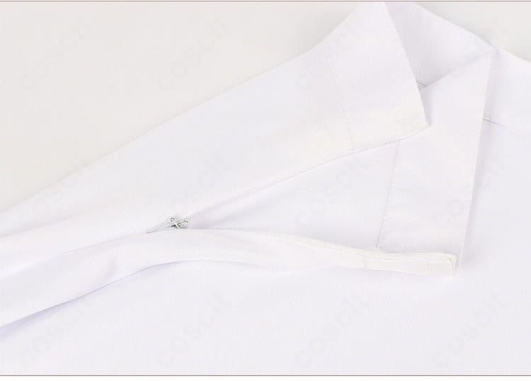 サティ衣装の背部チェーン装飾ディテール。留め具の位置と意匠を明確に示す