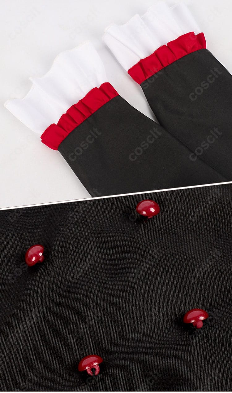 サティ衣装の袖口とボタン装飾の詳細。金具の質感とステッチワークが見えるアップ