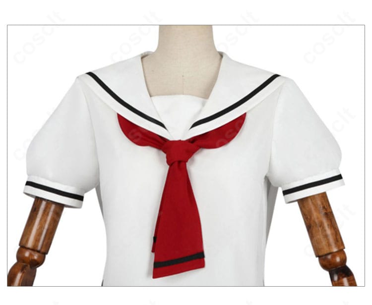 胸元リボン装飾のクローズアップ。結び目の形と配色、夏服のポイントデザインが確認できる画像。