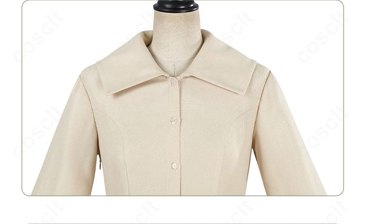 襟元装飾のディテール。特徴的なネックデザインとスカーフの収まりを見せる近接カット。