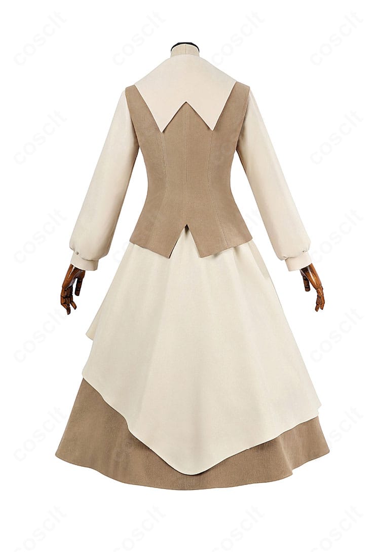 背面全体。ワンピースの背面開閉位置とベストの後ろ姿、スカーフの落ち感を確認できる。