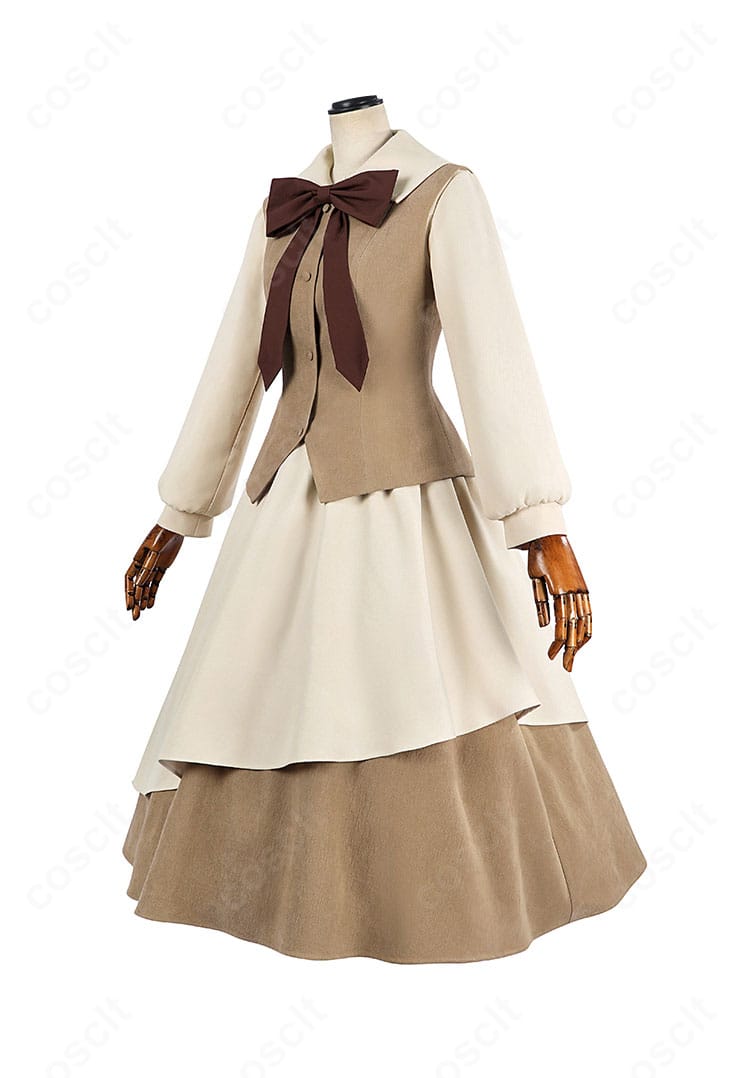 大道寺知世コスプレ衣装の側面。ベストのラインとスカートのドレープ、装飾のバランスが見えるアングル。