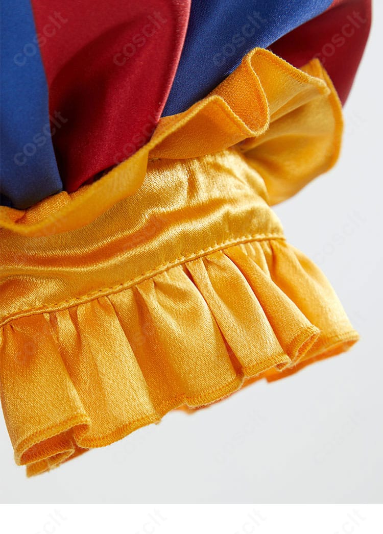 袖口装飾のクローズアップ。パイピングと意匠が映える精緻なディテール