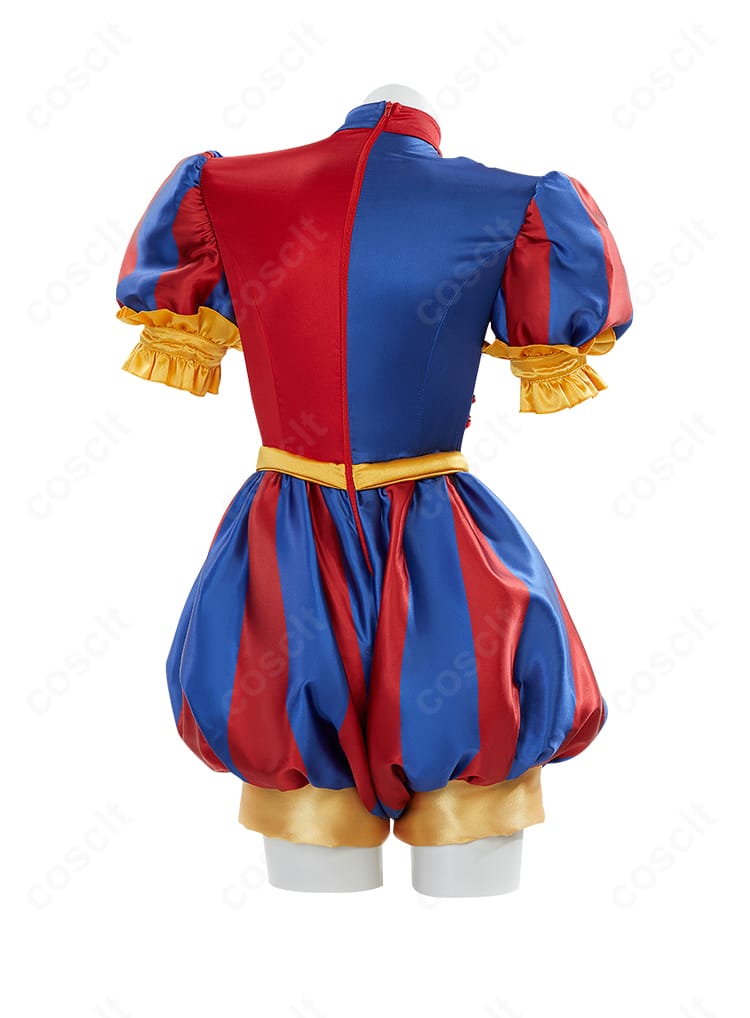 ポムニのコスプレ衣装 背面。背中のシルエットと仕上げの縫製を確認できるバックビュー