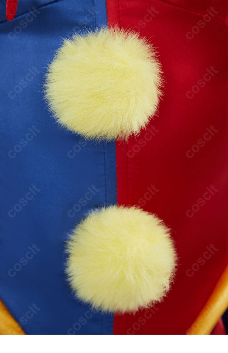 襟元のポンポン飾りディテール。存在感のあるアクセントで世界観を強調