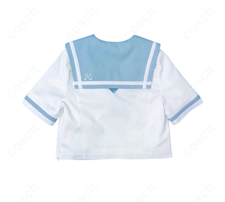 背面ディテール。背中の開閉部と襟元のライン取り、肩周りのシルエットを確認できる後ろ姿。