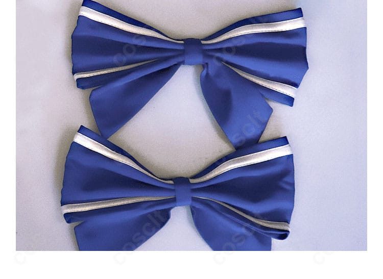 ヘアアクセサリーの近接。カチューシャと髪飾りの質感・固定感を丁寧に表現。