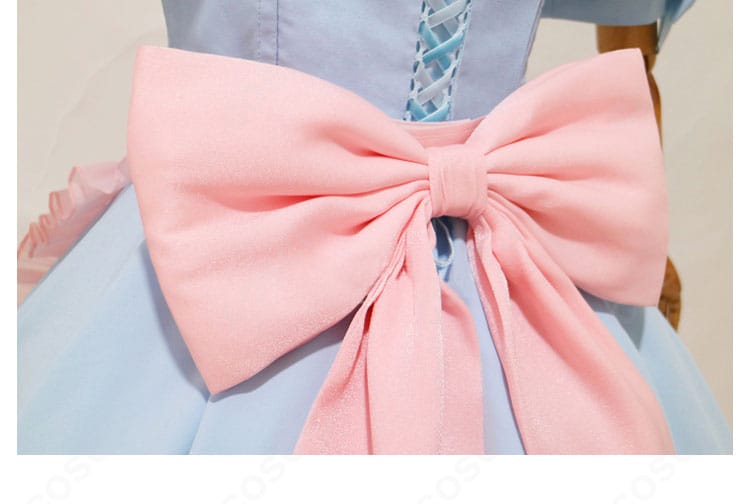 背中の蝶結びディテール。大きめリボンの形状と固定位置、エプロン帯の処理が分かる画像。