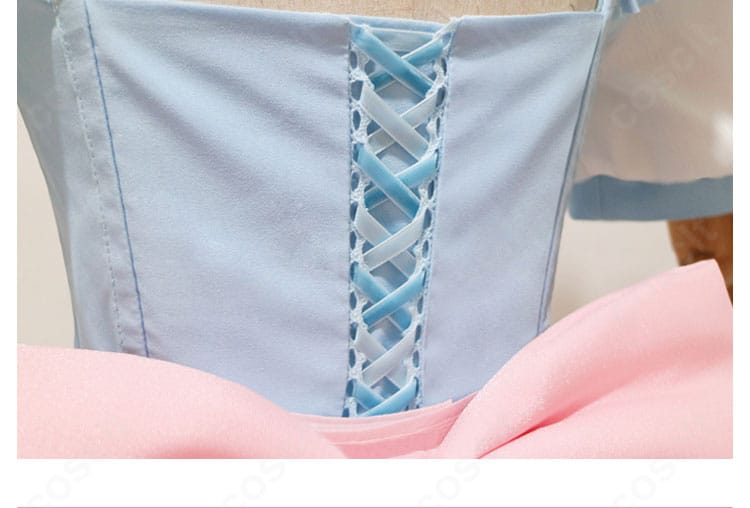 背面ディテール全景。エプロンの落ち感、スカートの広がり、背中のラインを確認できるレム衣装画像。