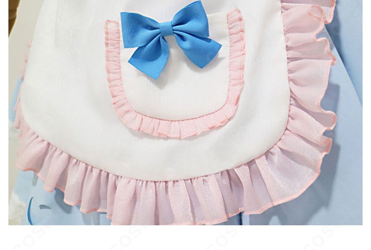 エプロンの装飾詳細。縁のステッチとリボン、フロントの曲線ラインが分かるレム衣装のクローズアップ。