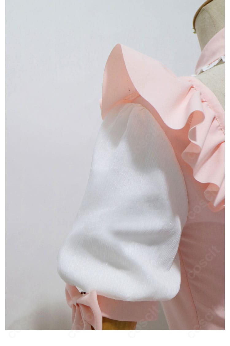 ラム衣装の肩・袖ディテール。肩帯のフィット感と装飾の質感をクローズアップ