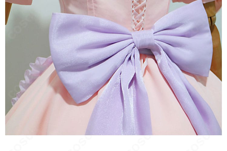 ラム衣装の背面装飾アップ。背中の大きな蝶結びとストラップの配置を詳細に提示