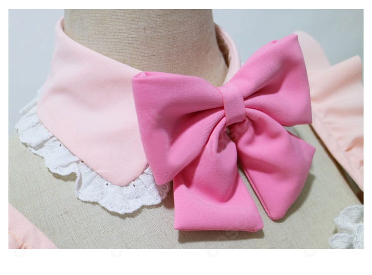 ラム衣装の蝶ネクタイ拡大。ステッチと中心パーツの丁寧な仕上げが見えるディテール