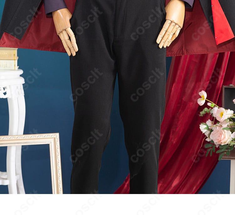 ズボン部分のディテール。脚のフィット感とライン、膝まわりの可動を意識したシルエットを確認できる。