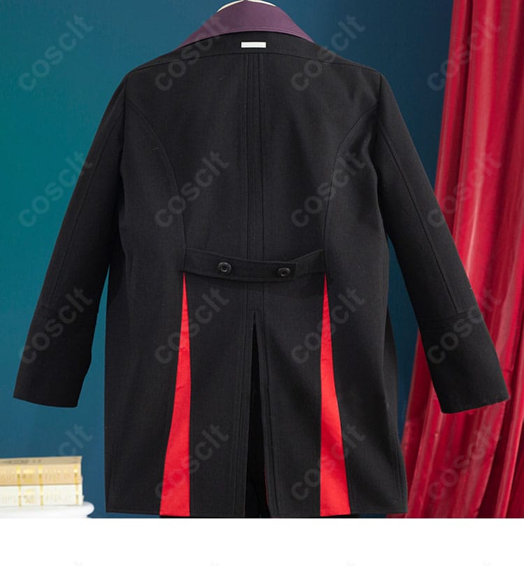 背面装飾のディテール。背中から裾へ続く意匠とコートの落ち感を映した後ろ姿の近接。