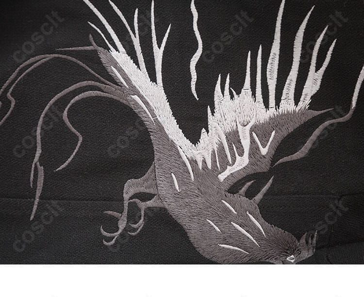 コート前身頃のデザインパターン。パネル切り替えと装飾のバランス、クールな意匠の細部を捉えたディテール写真。