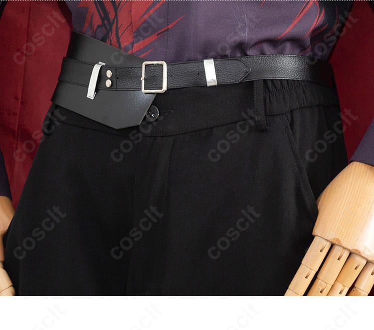 アクセントベルトの近接画像。金具とストラップの質感、全体コーデの要になるポイントを強調。