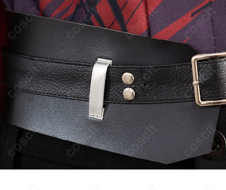 腰まわり装飾のアップ。ベルト通しやサイド装飾の位置関係、バトル系らしいアクセントがわかる。