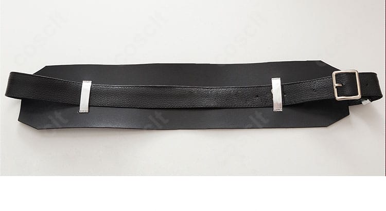 腰ベルトの細部。バックル周りの処理とステッチの整い、コーデにメリハリを与える要素を撮影。