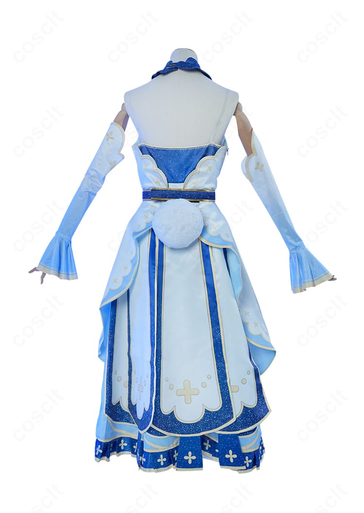 コスプレ衣装の背面。背中の開閉仕様とスカートの落ち感、しっぽの取り付け位置を示す後ろ姿。