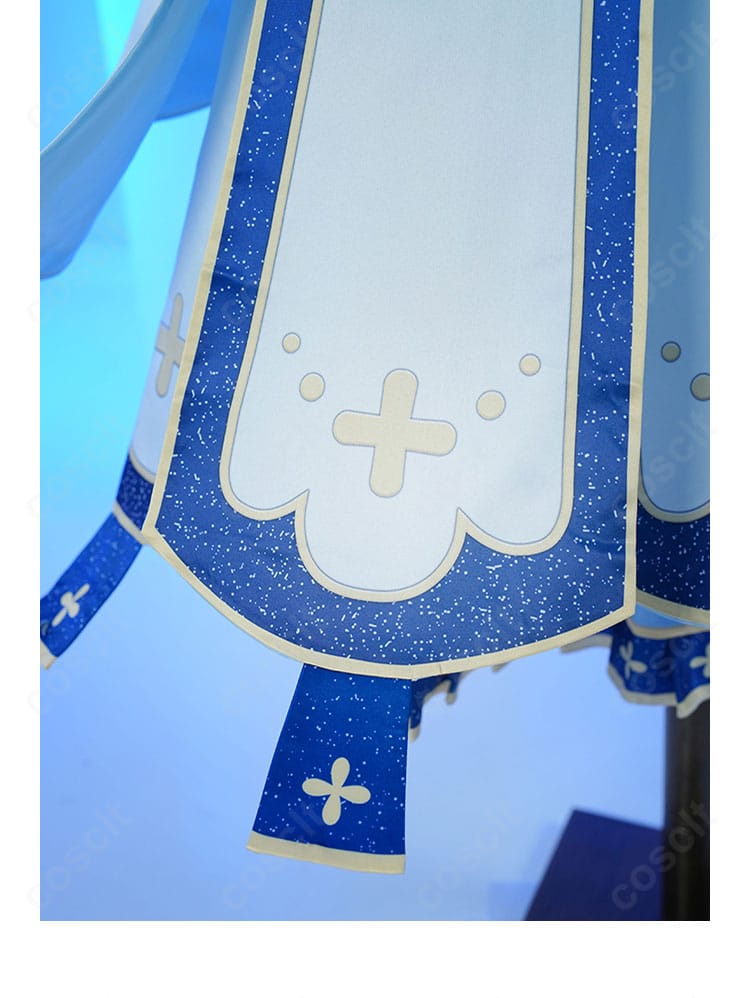 スカート裾の装飾とライン。動きに合わせて広がるハリ感と、撮影で映える裾デザインの特徴。