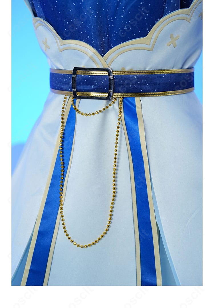 ベルト装飾の詳細。金具とステッチの質感、全体のアクセントとしての配置バランスを確認できる。