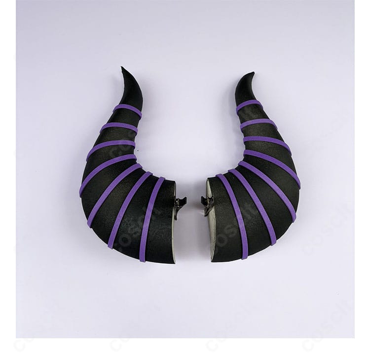 ヘッドアクセサリーの精緻な装飾クローズアップ。表面仕上げとエッジラインを鮮明に表示。