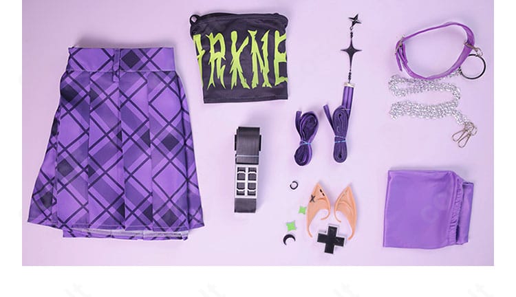 スカート周りとアクセサリーの構成。レイヤー感と全体バランスを示すクローズアップ。