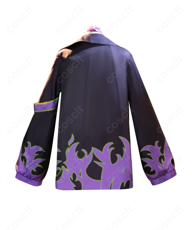 ラプラス・ダークネス 2024新衣装コスプレの背面画像。コートの落ち感と尻尾の取り付け位置を確認。