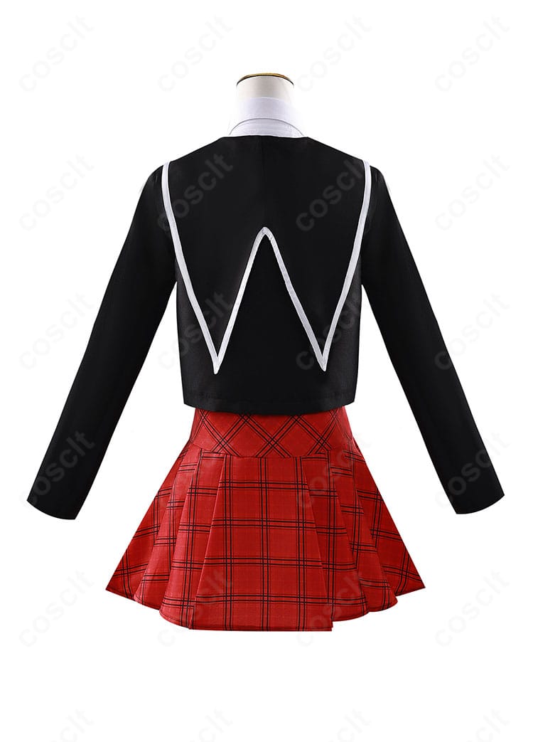 日奈森あむ ジョーカー制服コスプレの背面ビュー。ケープの落ち感と後ろウエストのシルエットがわかる角度。