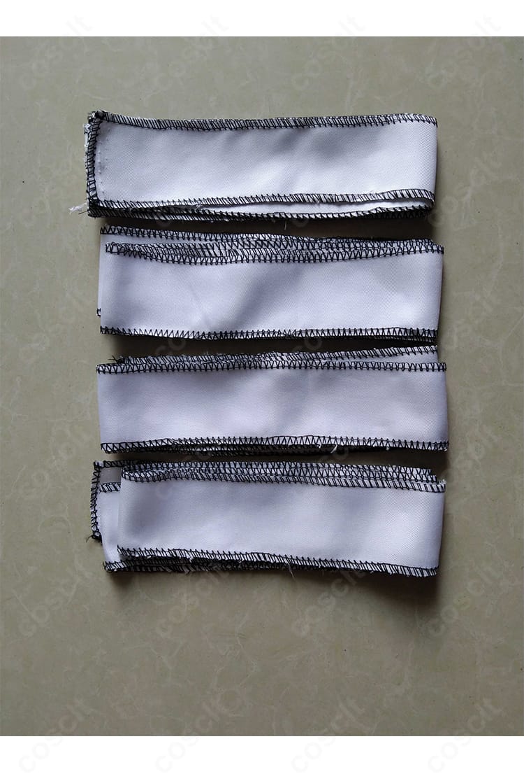 ラト・バッカのネクタイと鈴のクローズアップ。質感とアクセサリーの存在感が分かるディテール写真。