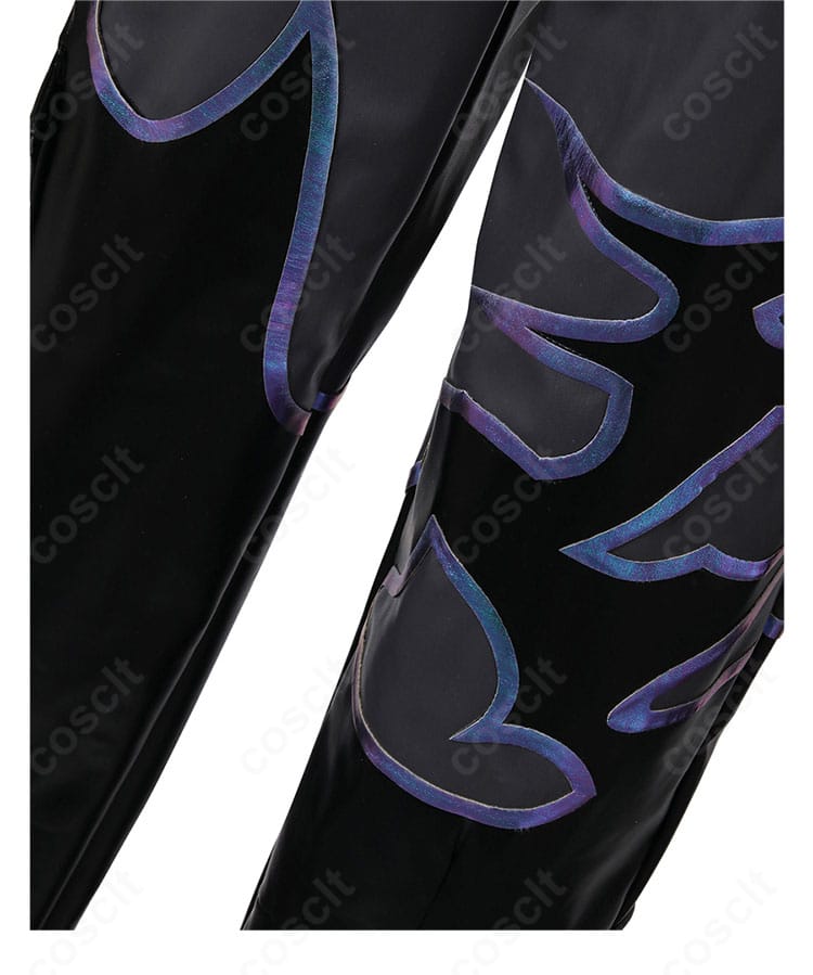 ヴァイパー コスプレ衣装のパンツ装飾部分。膝周りの切替とライン、実際の落ち感を確認可能。