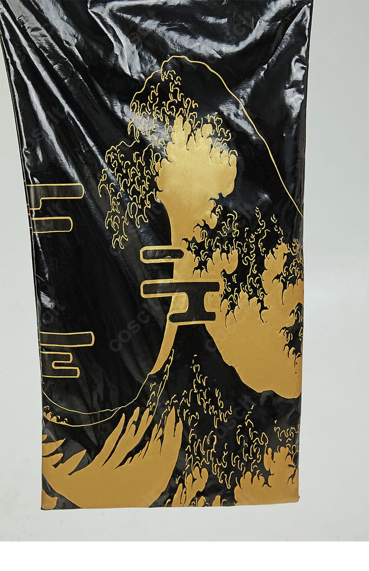 左袖の装飾ディテール。袖口の縁取りと意匠パーツの仕上げを確認できる写真。