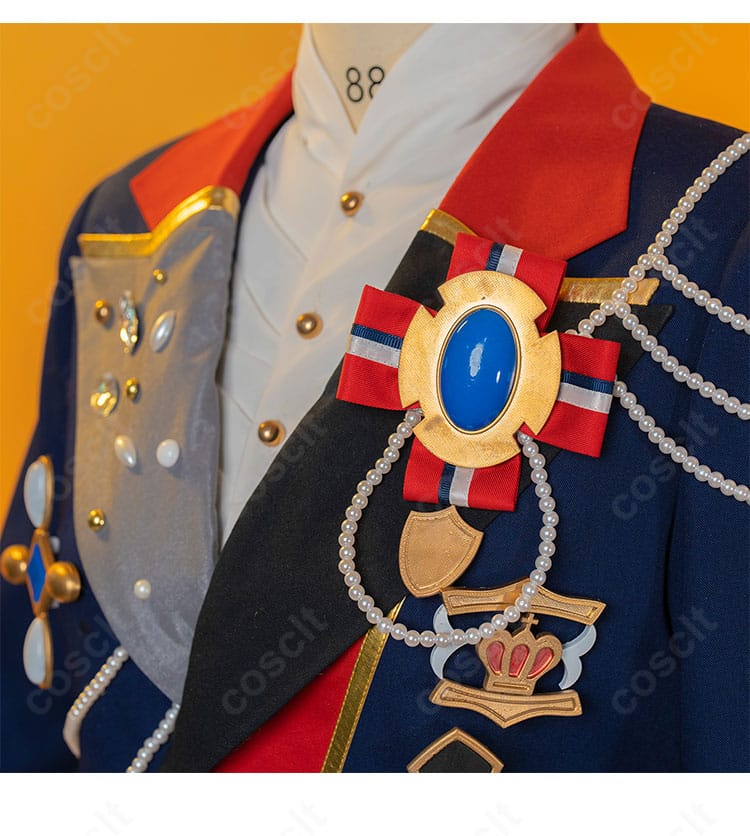 前胸の装飾アップ。胸飾りのモチーフと縁取りステッチを鮮明に捉えたディテール。