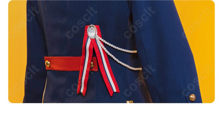 腰周りの装飾ディテール。チェーンの取り付け位置とベルト風意匠のフィット感を表現。