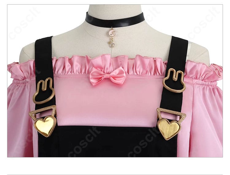 チョーカーと襟のアップ。刺繍と装飾パーツの質感・縫製ディテールが見える接写。