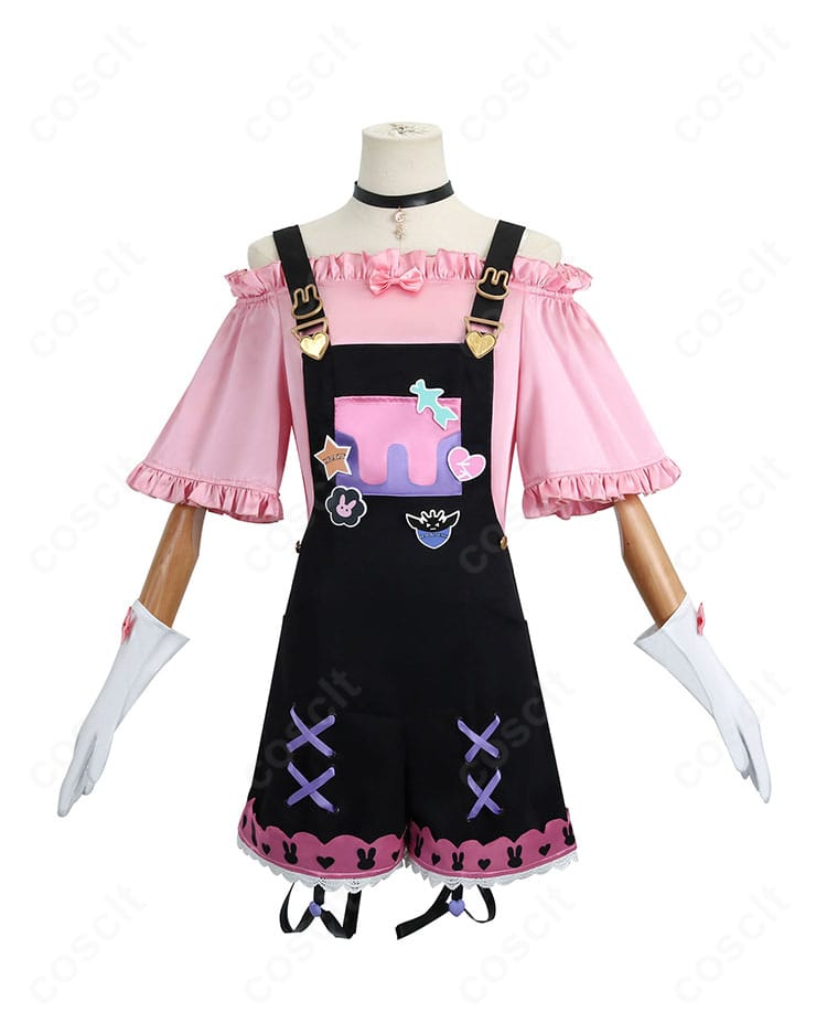 衣装正面全体。オーバーオール衣装のシルエット、襟元の装飾、配色が分かるフロントビュー。