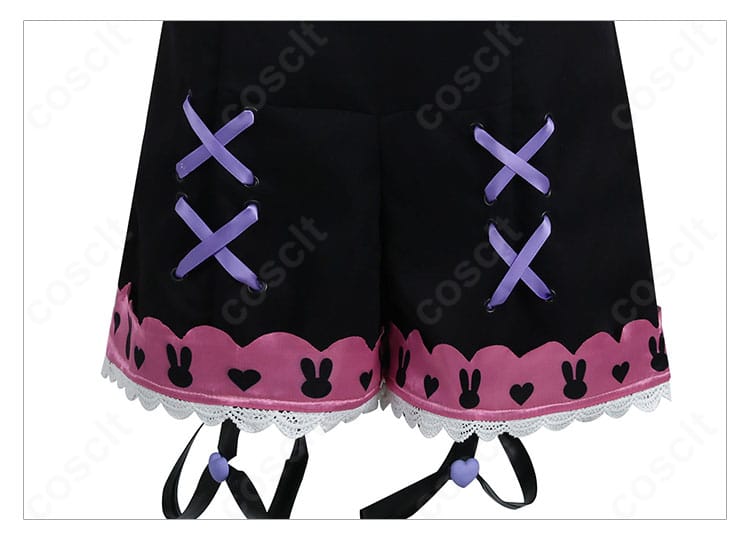 パンツ前面の装飾ディテール。フロントのボタンやモチーフ配置、ステッチを強調。