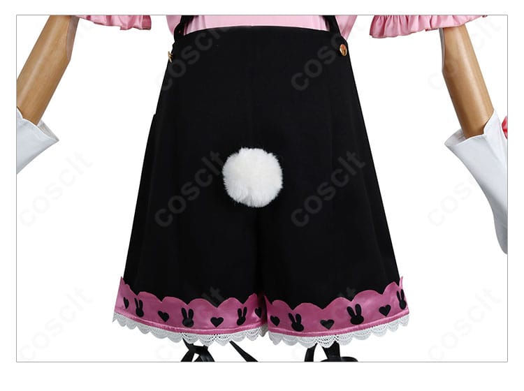 パンツ背面の意匠。ヨークや飾りボタン、レースの配置を示すディテール画像。