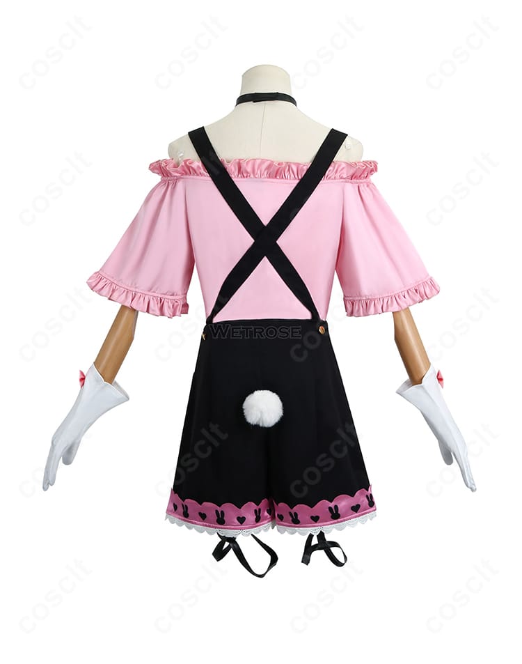 衣装背面。背中の開閉部とオーバーオールのバックデザイン、装飾配置を示す画像。