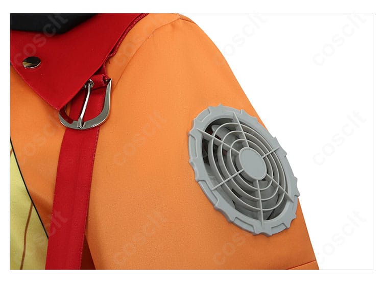 ジジ・ムリン 右肩装飾ディテール。肩章の形状とステッチ、留め具の仕上げをクローズアップ。