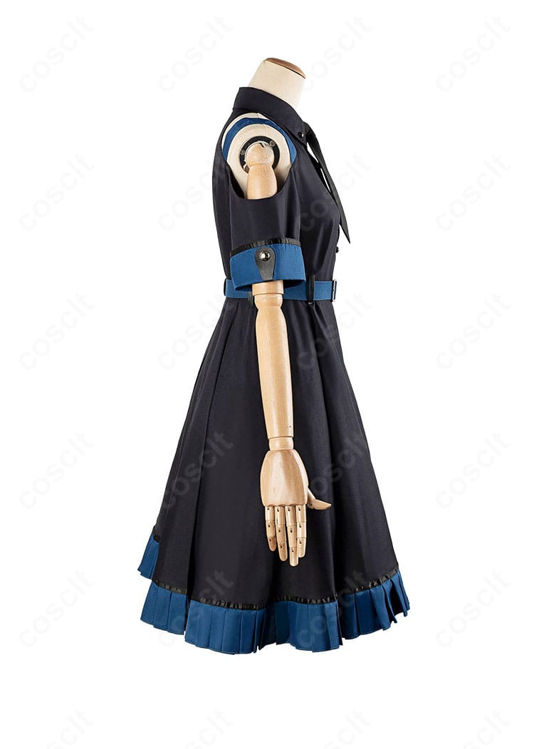 学園アイドルマスター 白線コスプレ衣装の右側ディテール。髪飾り、ベルト、ネクタイの装飾と縫製が見える接写です。