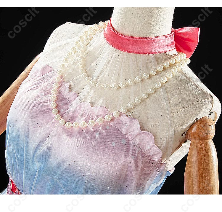 サクラチヨノオーのネックレス装飾アップ。ウマ娘 コスプレ衣装ならではの華やかさを間近でご覧ください。
