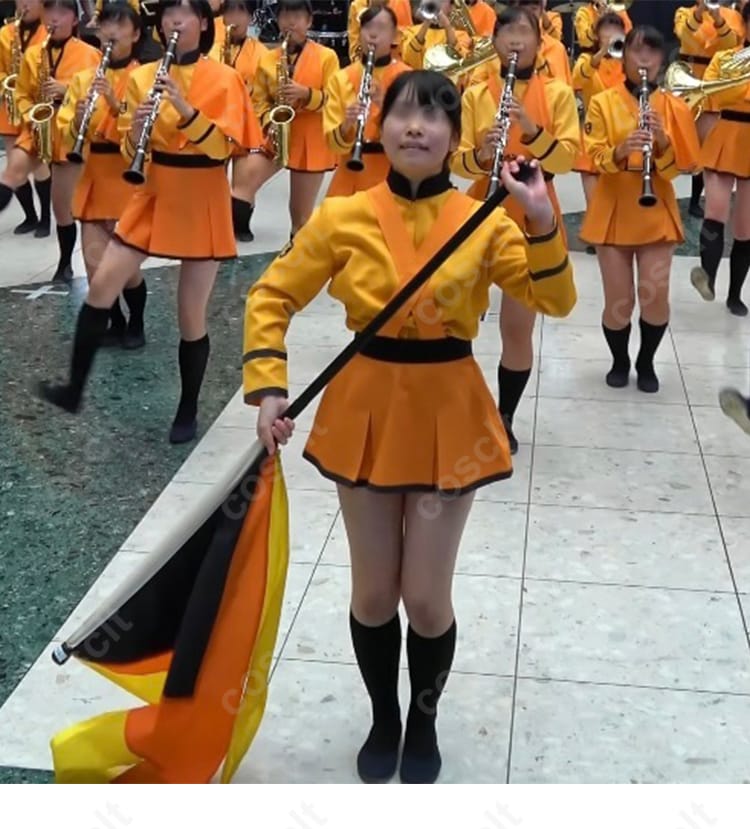 京都橘吹奏楽部 コスプレ衣装 オレンジ色 ユニフォームとキャラクターの組み合わせ画像。忠実に再現された制服が特徴。コスプレイベントに最適な衣装です。